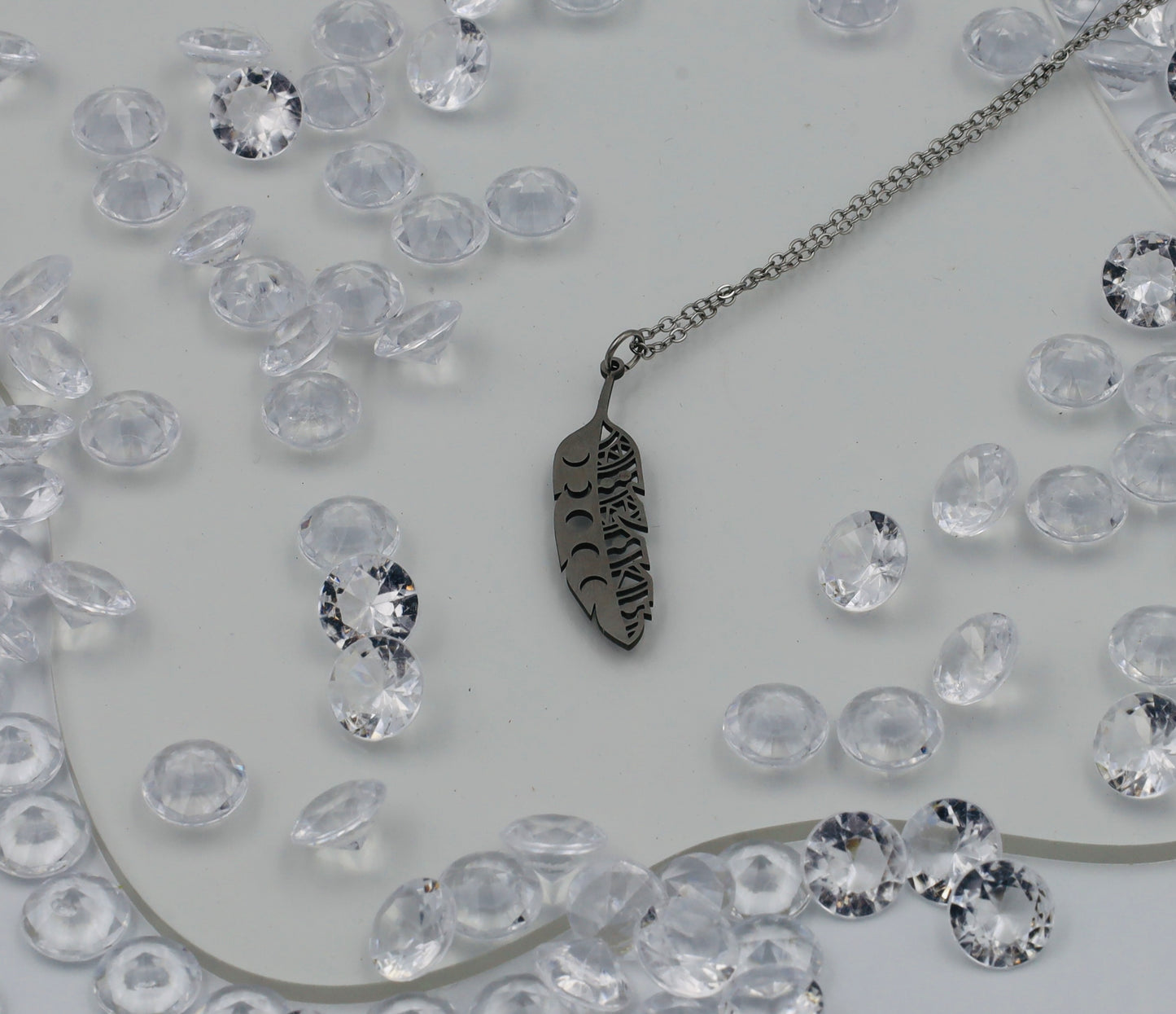 Collier Plume Lunaire – Harmonie Céleste